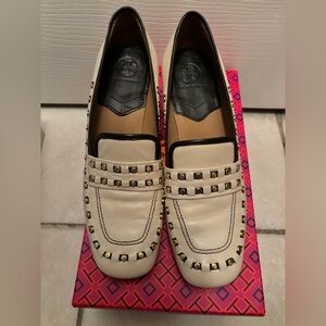 TORY BURCH DULCE DE LECHE DARK MAHOGANY STUDDED ACCENT PUMP